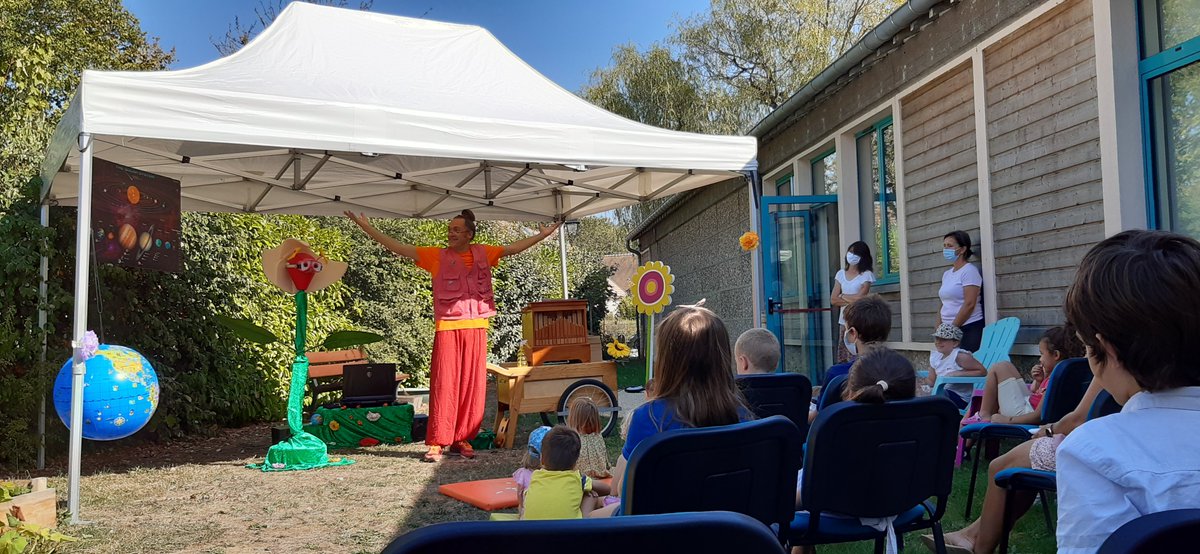 AdelaideLaFourm's tweet photo. Mes amis Fred Tolfey
 et Lalaciel, avec les enfants à la bibliothèque de Feucherolles ! 😃🐜😉 https://t.co/1yxjUvsMMe