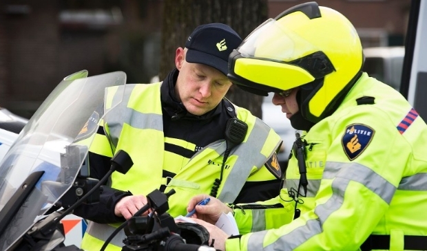 Politie bekeurt motorrijders na overlast gebied Oude Maas - ..
