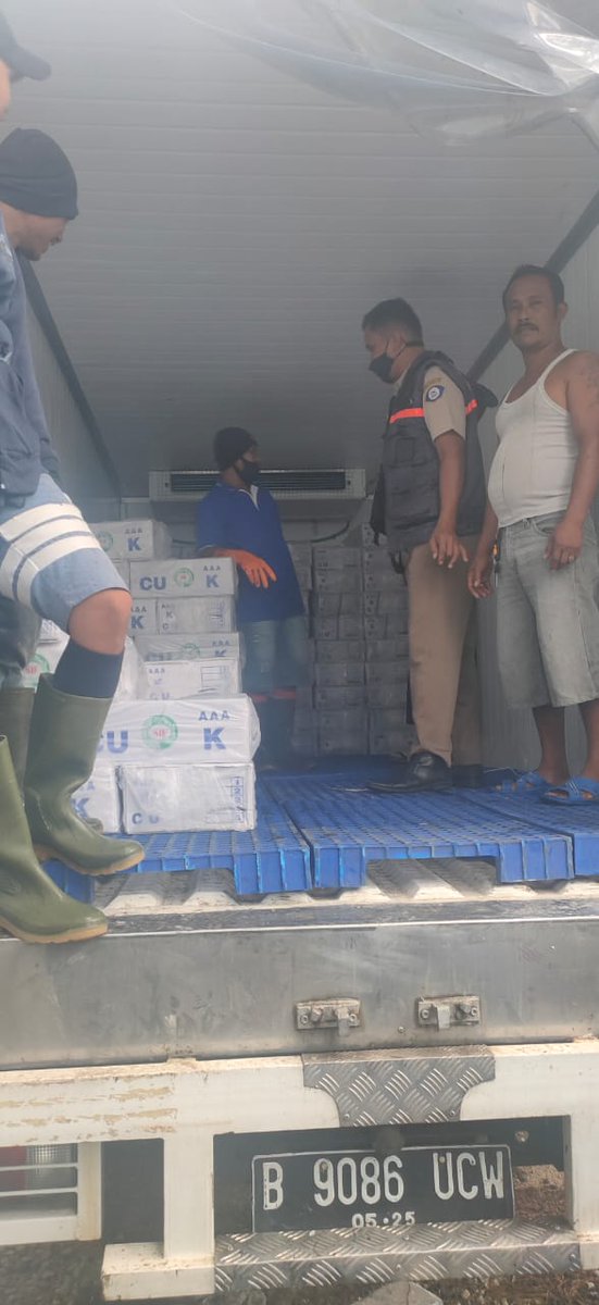 bppmhkp_babel's tweet photo. 21/09 Halo SeperadikCIKAR!
Tim #Cikar sedang melakukan Stuffing dan Pemeriksaan Organoleptik PT.PBJ, Komoditas Cumi Beku Tujuan @BKIPM_JAKARTA2 .
#OneHealthKIPM
#SKIPMCikar
@HumasBKIPM
@rinajanwar2201
@darwinsputra231 https://t.co/3DkIPeh7vV