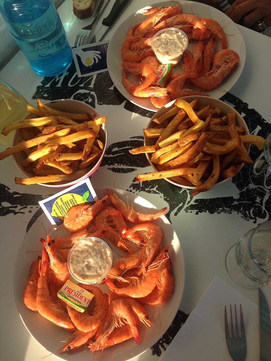 focusonparis's tweet photo. Paris by the sea #3: #pichet of #rosewine sits on a plank specially made to grip sea wall #seaside #shrimp #prawns #fritesmaison #sauvignonblanc #iledere #arsenre #travel #francetravel #photography #fooding #charentemaritime https://t.co/fVjudwvnHj https://t.co/Auv7BTrw7k