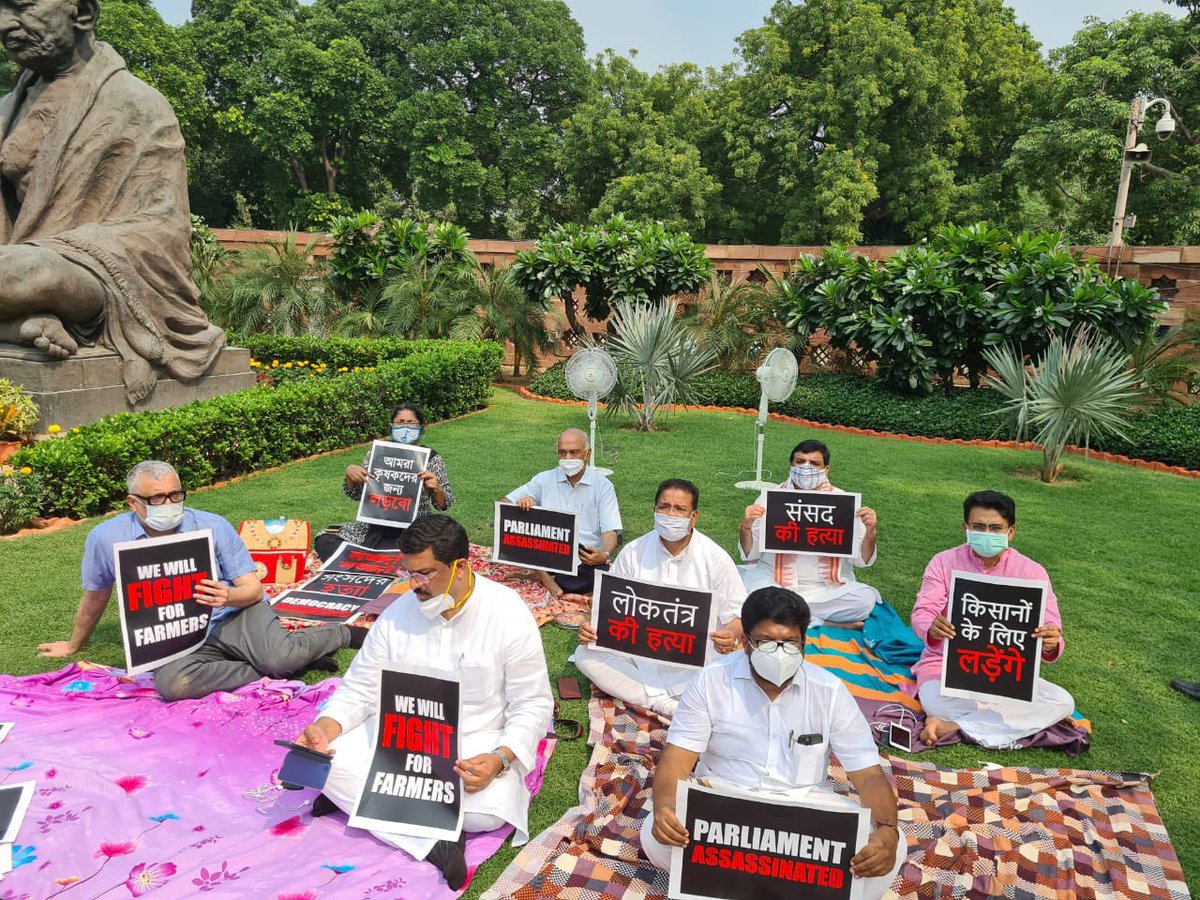 AadeshRawal's tweet photo. राज्यसभा से 8 निलंबित सांसद संसद भवन के परिसर मे धरने पर बैठे है। https://t.co/hFvqnMP3g1