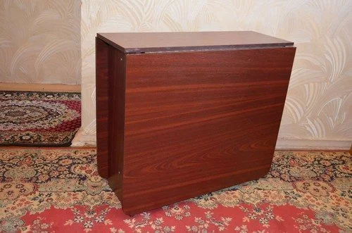 Говорят, в Советском Союзе сперва появлялся вот такой стол, а потом вокруг него уже строили квартиру