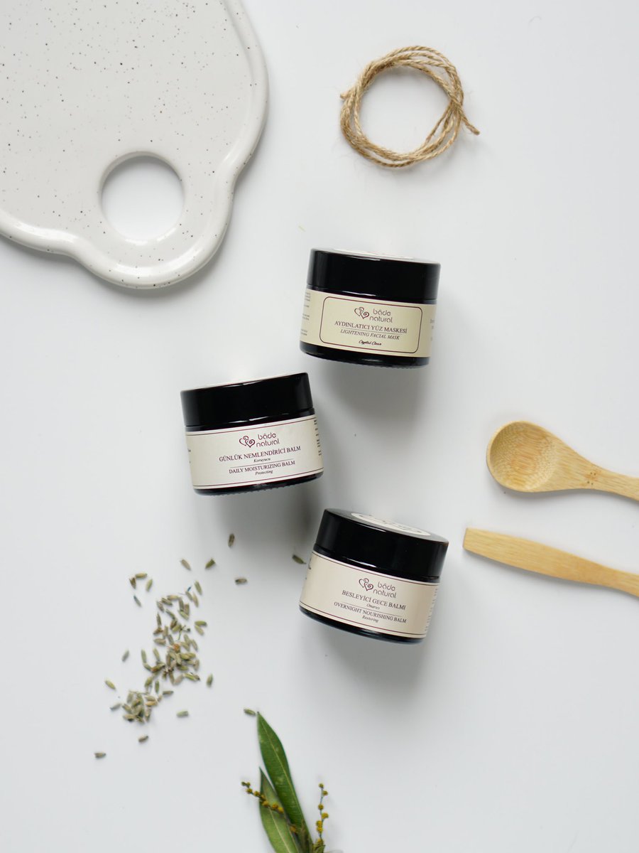 Bade Natural %100 Doğal Cilt Balmları, bakım rutinin için favori ürünlerinden olacak! Gün içinde çevresel faktörlerden etkilenen cildin için formüle edilen Bade Natural %100 Doğal Günlük Nemlendirici ve Besleyici Gece Balmı ile tanıştın mı?