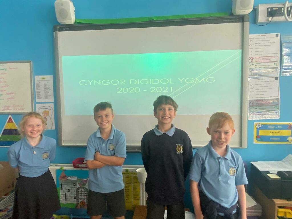 MelinGruffydd's tweet photo. #5EF - Llongyfarchiadau anferthol i’r 4 yma am gael eu dewis i fod ar Gyngor Digidol YGMG! Huge congratulations to these 4 on being chosen to be on YGMG’s Digital Council! #CyngorDigidolMG #MGDigitalCouncil #Bl5EF #NF https://t.co/ErfBaoq6L3