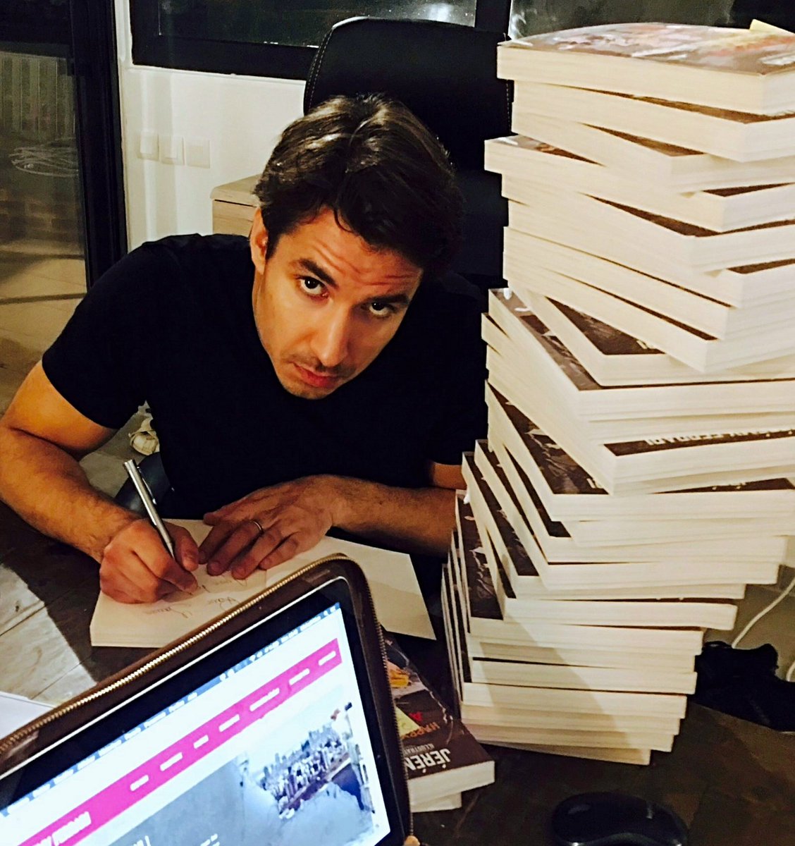 DarkSmileFans's tweet photo. Vous vous souvenez de cette photo de notre @JeremyFerrari c'était il y a 3 ans, bein je pense qu'il a exactement la même face dépitée 🤣 Les dédicaces lui manque c'est sûr ✍🏻
Surtout n'hesitez pas ⤵️
https://t.co/FUR260Pzgw
#happyhouramossoul #formatpoche 🔬 https://t.co/rHsWA8ewHr