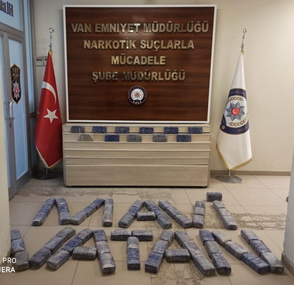 suleymansoylu's tweet photo. Son bir hafta içerisinde, 1 ton 66 kilogram eroin ele geçiren narkotik birimlerimizi tebrik ediyorum.

Ha gayret 👏 https://t.co/coGZwBIJwP
