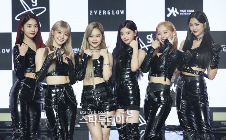 EUJIWONFR's tweet photo. ➥ PHOTO 📷 ꙳ 210920 ꙳ 

Voici des photos du groupe lors du Showcase médiatique d'aujourd'hui !

#이유 #박이유 #JIWON #EU #EVERGLOW https://t.co/YFFQnJODbI