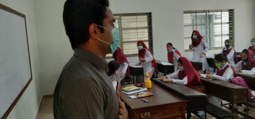 Dcsialkot1's tweet photo. All assistant commissioner in District Sialkot are periodically visiting schools to ensure compliance with corona SOPs. https://t.co/mHv2xFxXdZ