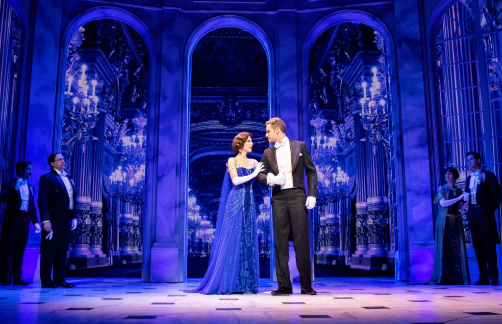 En la ópera de París, nuestros protagonistas viven uno de sus momentos más importantes...
#momentoazul #teatroseguro #osechamosdemenos