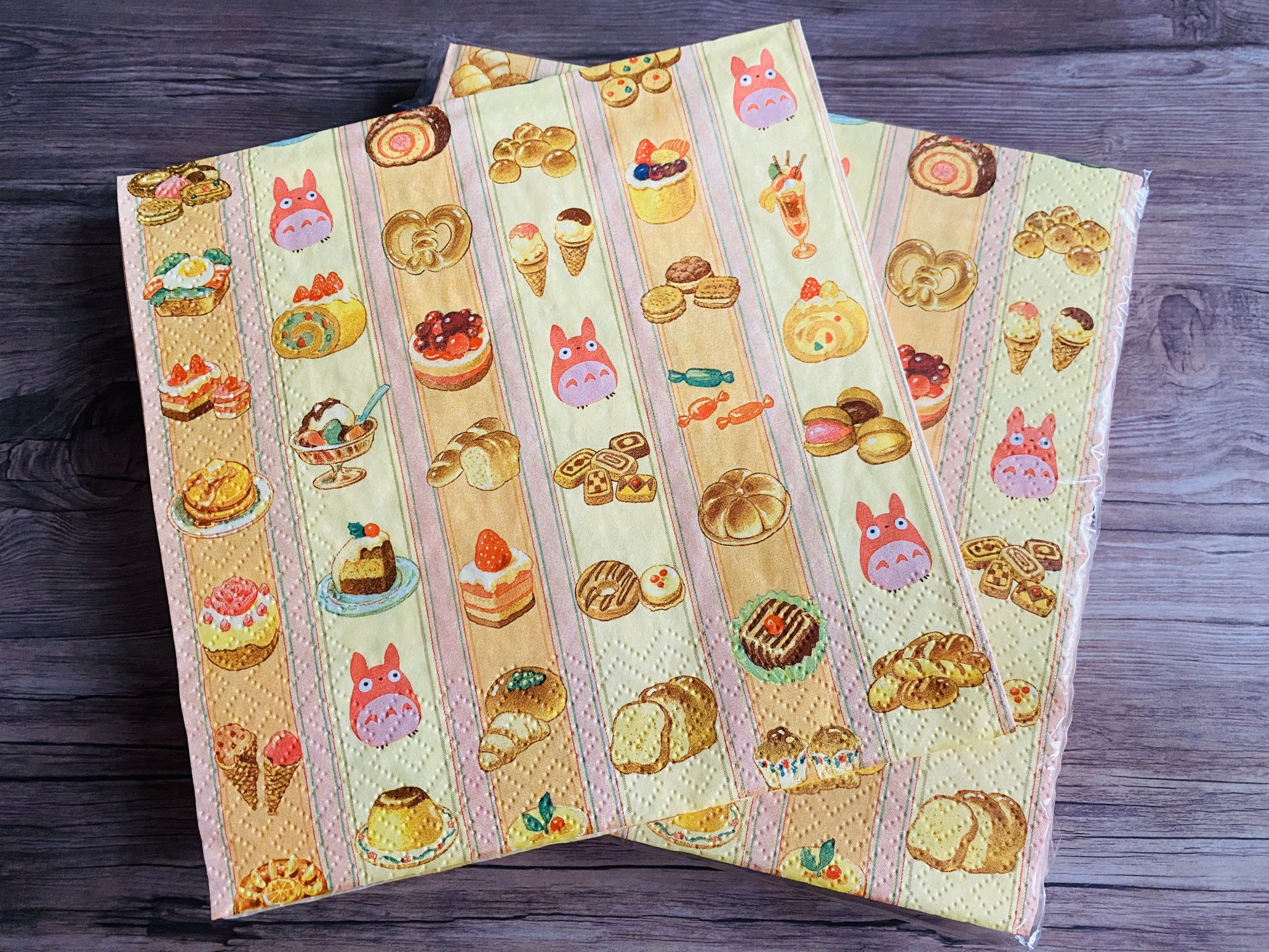 あっっこ ジブリ美術館でお迎えしたグッズ 気球柄のボトル パン柄のペーパーナプキン これ 美術館内のとある場所の壁紙の柄なのです 密かに気に入ってた柄だったの