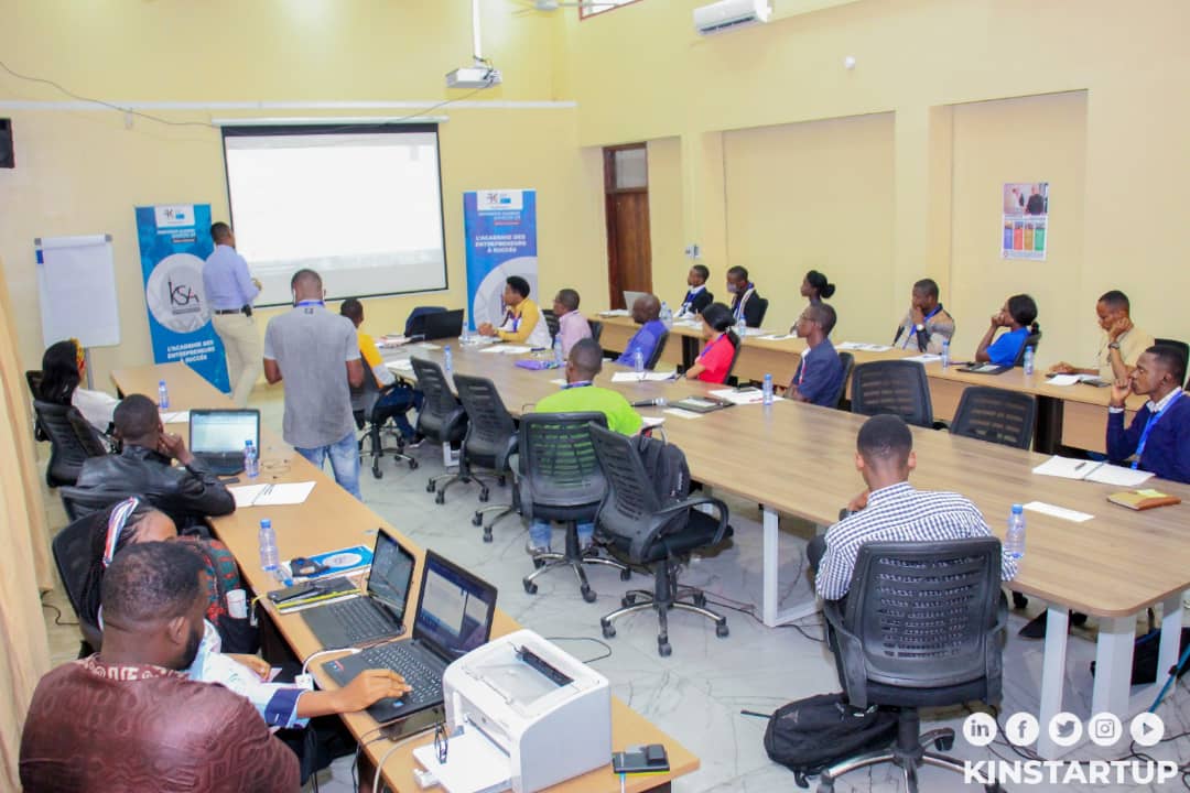 ghislainmbesse's tweet photo. Concours #KSA2020 : Formation par @CMatuvanga sur le prévisionnel financier ou budget prévisionnel, qui est un ensemble de tableaux financiers à caractère comptable ayant pour objectif principal de décrire financièrement un plan d'affaires ou business plan. @jdeen304 @MinFin_rdc https://t.co/TVuMZZLoL3