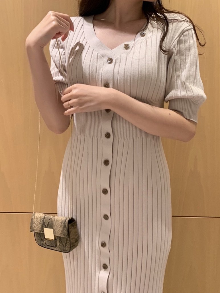 もはや骨ストの制服と言っても過言ではないくらい話題のsnidelのフロントボタンデザインニットワンピースですが 私は骨盤とお尻の厚み拾いまくってむしろ大事故だったので めちゃくちゃ細身の方以外は試着してから購入することをお勧めします みんな もはや骨ストの制服と言っても過言ではないくらい話題のsnidelのフロントボタンデザインニットワンピースですが 私は骨盤とお尻の厚み拾いまくってむしろ大事故だったので めちゃくちゃ細身の方以外は試着してから購入することをお勧めします みんな