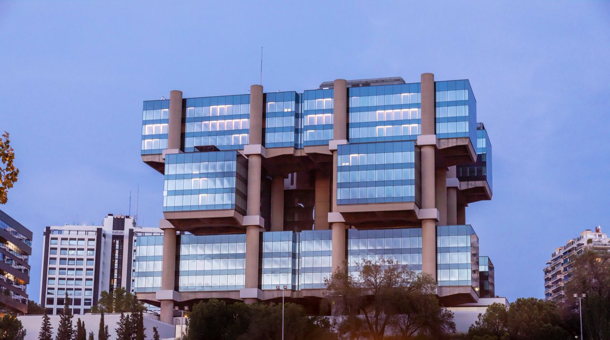 CushWakeSPAIN's tweet photo. El Edificio #LosCubos de @Madrid acapara todas las miradas gracias al estreno de su nueva imagen “Renacimiento”, una intervención basada en la luz, la imagen y el movimiento creada por @AsensiVisualArt. ¡No te pierdas las espectaculares imágenes! https://t.co/CPDH0j2SpW https://t.co/i6piJLd1MV
