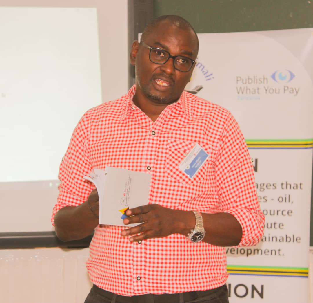 HakiRasilimali_'s tweet photo. Meet #ESKiTz facilitator for module 1 @amhinda is a founder of @HakiMadini2012, Trained Lawyer & Political scientist. He brings wealth of proffessional experience in mineral sector governance and petroleum policy development. For six years, he has been representing CSO in TEITI. https://t.co/mcrJcarlUa