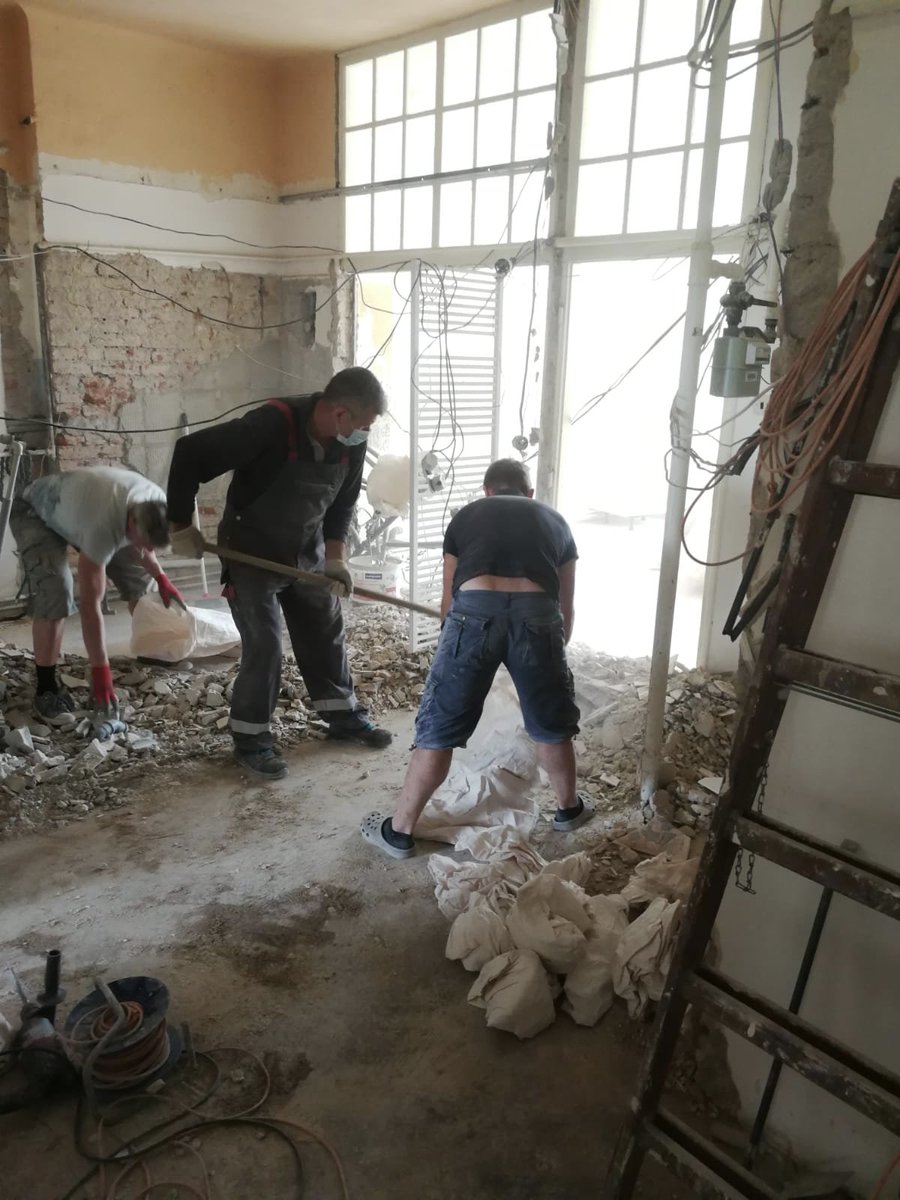 2/ The old town, central locations, which in some cases can be as old as 200 years, are protected by the local heritage office and create very sensitive working conditions.Demolition in progress. You destroy a little, then you clean a little...
