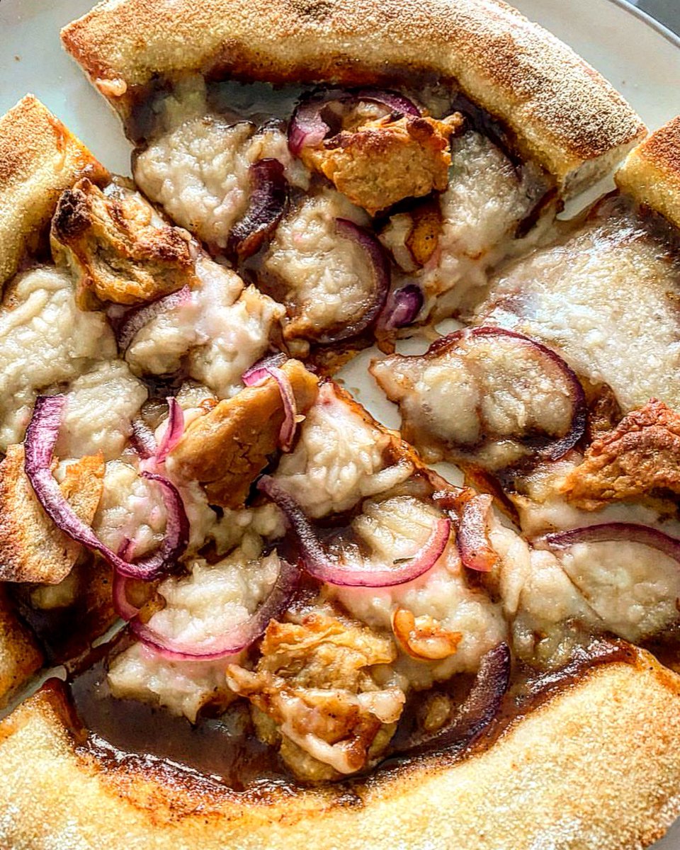 PieDealersLDN's tweet photo. This mythical beast is a cheesy vegan pizza with deep fried chickun๐ฟ, mozzarella, red onions and bbq sauce. Available for delivery UK wide: https://t.co/q8LGN5tzo3
#veganpizza #vegancheese #MeatFreeMonday #dairyfree #vegan #plantbased #youngvegans #stayhome #supportsmallbusiness https://t.co/4RqD8jZ7Qw