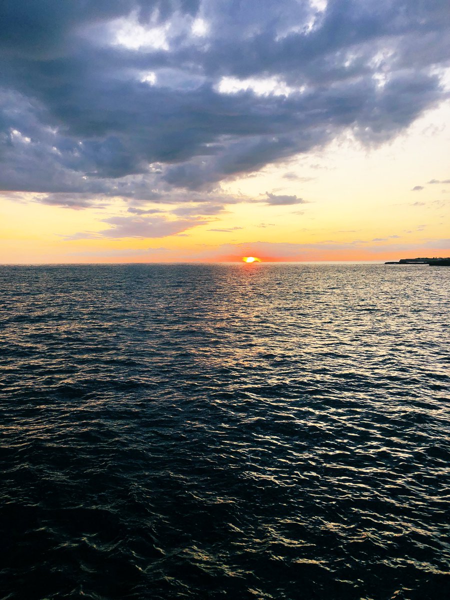 Veure caure es sol damunt Mallorca 🌞🤍 una llàstima que ses fotos no ho apreciïn