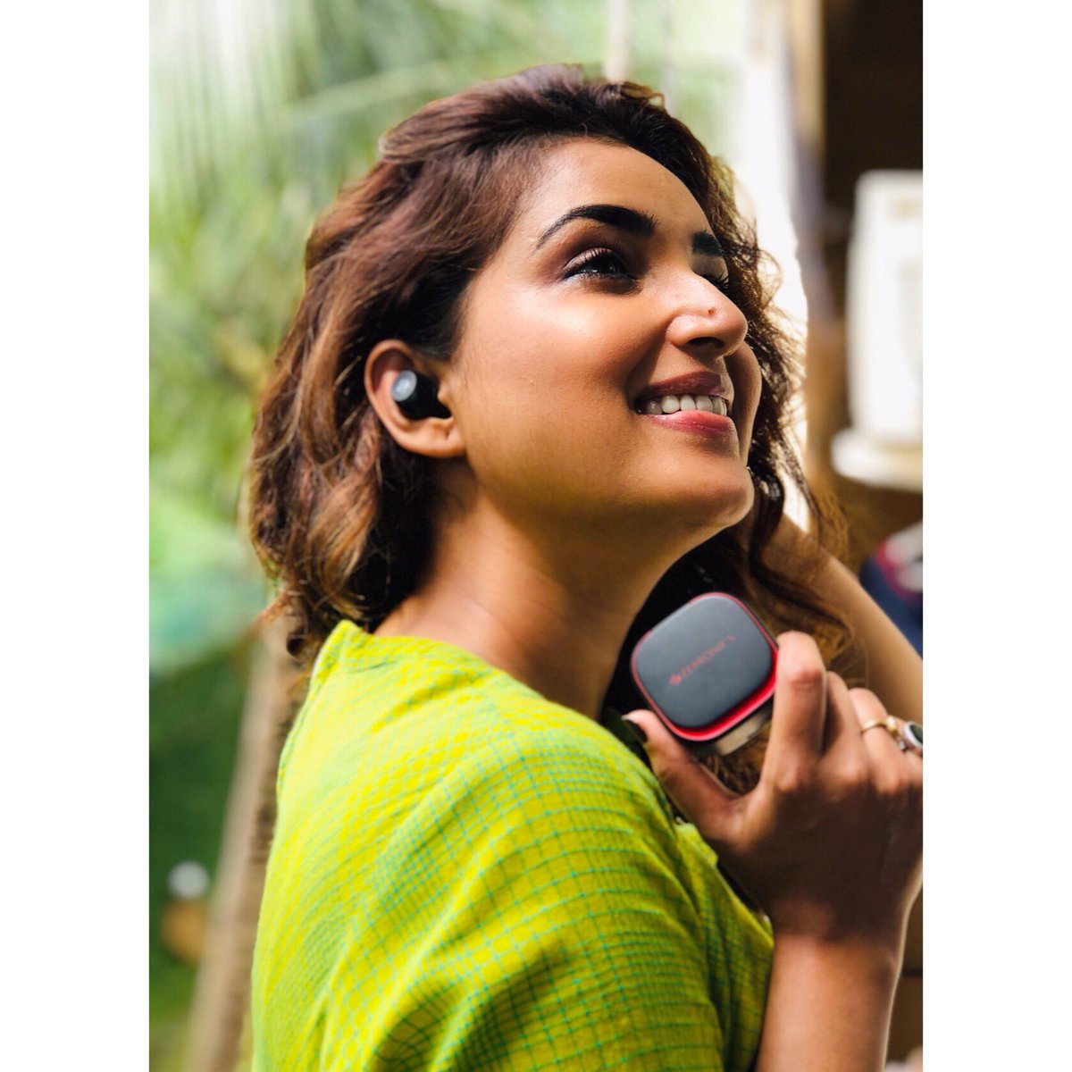 bhosle_rupali's tweet photo. It’s time to set yourself free from wire...
Travel, Workout or just Chill with @zebronics
ZEB SOUND BOMB S1 EARBUDS..
Clicked By @abhisheksdeshmukh
#Earbudswireless #Earphones #MusicPartner #IndianBrand #LifeiIsBeautiful #RupaliBhosle
#BrandCollabration #RupaliXZebronics https://t.co/PXm5fYNbuF