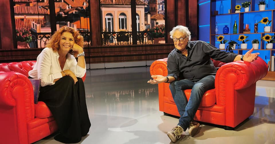 orasolaretv2000's tweet photo. #21settembre alle 14 @TV2000it, canale 28, la nuova stagione de L’Ora Solare inizia col sorriso di Enzo Iacchetti, che racconta la sua carriera e l’impegno per i bambini dell’Africa.
Don Gianluca Mangeri da #Brescia, medico chirurgo, guarito dal Covid 19.
Conduce @paola_saluzzi🌞 https://t.co/iuvXBToQjz