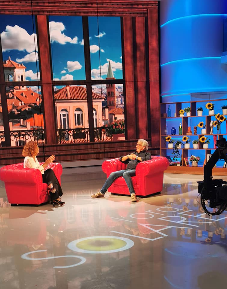 orasolaretv2000's tweet photo. #21settembre alle 14 @TV2000it, canale 28, la nuova stagione de L’Ora Solare inizia col sorriso di Enzo Iacchetti, che racconta la sua carriera e l’impegno per i bambini dell’Africa.
Don Gianluca Mangeri da #Brescia, medico chirurgo, guarito dal Covid 19.
Conduce @paola_saluzzi🌞 https://t.co/iuvXBToQjz