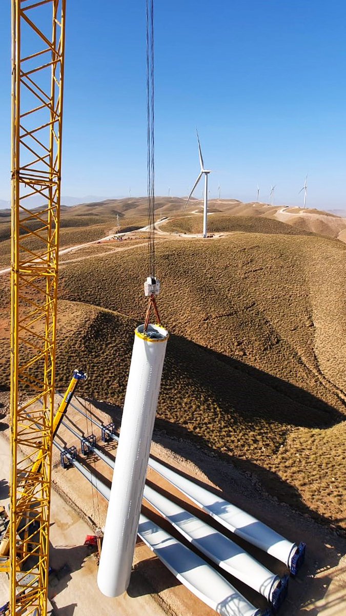 SiemensGamesa's tweet photo. The assembly of the 50 turbines of the 180MW Midelt wind project in support of #Morocco's #EnergyTransition efforts has now been finalised 🇲🇦
A project that will enable 120,000 households to save 400,000 Co² emissions per year 🏘️
#cleanfuturenow #EnergyOfToday https://t.co/209ODSmCaF