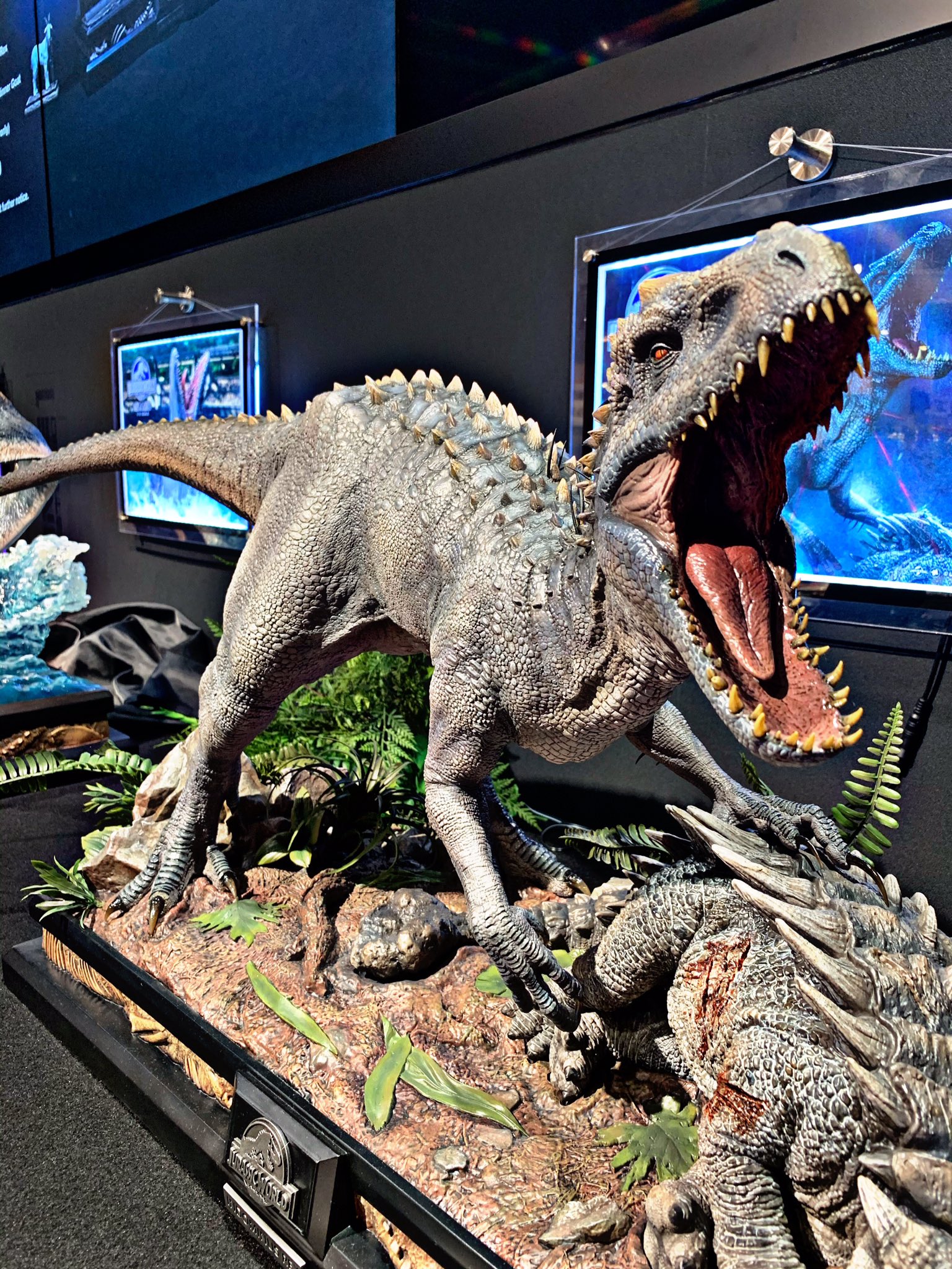 Prime 1 Studio プライム１スタジオ ショップ情報 9 18からnetflixで配信が開始された ジュラシック ワールド サバイバル キャンプ にも登場しているインドミナス レックスの商品もギャラリーショップで取り扱っております 商品と価格は画像