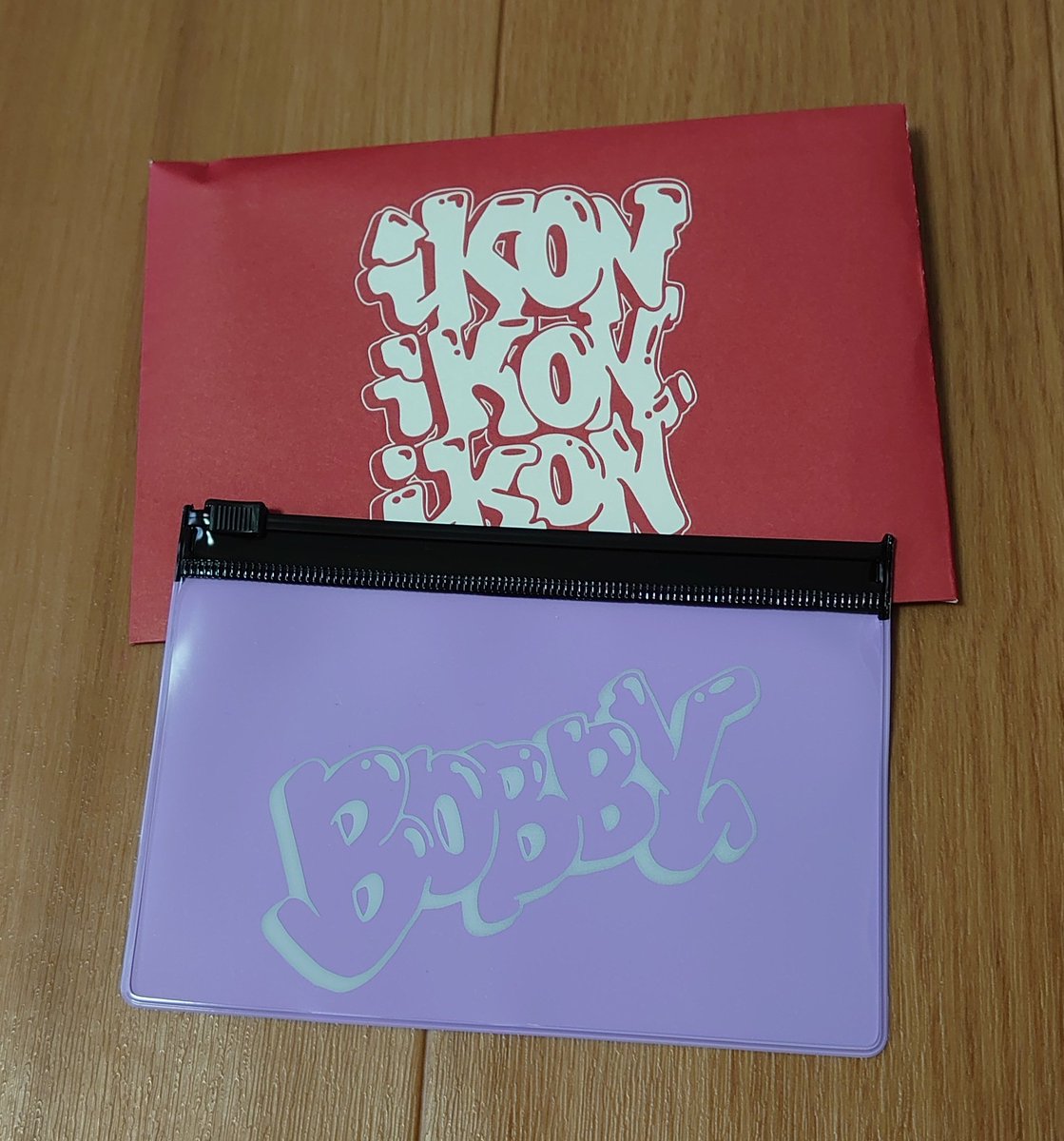 en_ikon_bb's tweet photo. iKON グッズ交換お願いします🙏

缶バッジ       (譲) ちゃぬ
                        (求) どんひょく

特典 ポーチ  (譲) ばび
                        (求) じなん

#iKONグッズ   #iKON交換 https://t.co/ooUAAhHbN0