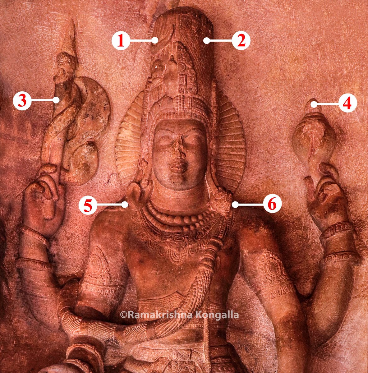 This beautiful HariHara Murti is from Cave 3 of Badami, Karnataka.Let us try to understand few elements of HariHara MurtiTowards the right is Hara and Left is Hari representing two different aspects of one “Brahman” @ReclaimTemples  @punarutthana  @LostTemple7