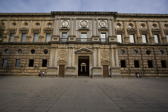 espacia_es's tweet photo. Hay mucha controversia y diversidad de opiniones en cuanto a la #arquitectura del conocido Palacio de Carlos V.

Por un lado hay quien opina que se trata de un ejemplo de transición, por otro lado hay quien cree que se trata de un #edificio que desentona con el resto del paisaje. https://t.co/cA1Tj4Vabt