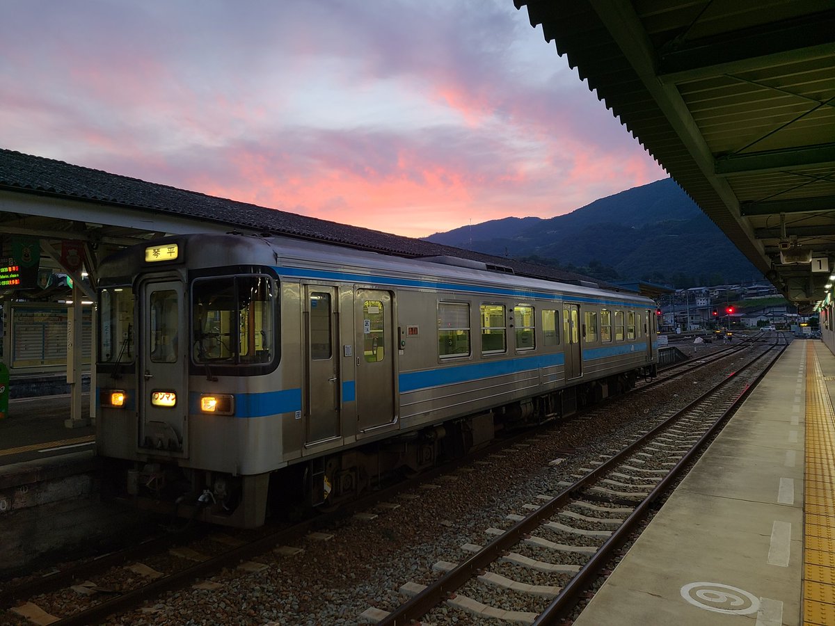 新条 9 22 土讃線 土佐山田駅 しまんと4号 南風4号 高知0700始発 0711頃 到着シーン 圧巻の重量感 所定2 3両 Docomo Galaxy S 5g で8k撮影 動画29秒