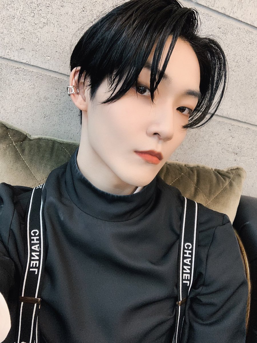 [케빈] 8시에 만나여~ see y’all at 8pm KST 🤙🤙