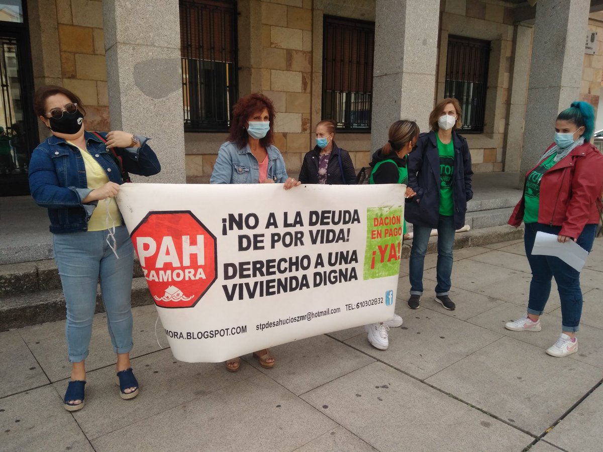 acampadazamora's tweet photo. 👉Ya se lo hemos dicho en los despachos. ✊Hoy lo exigimos en la calle. No más desahucios si  alternativa habitacional. #StopDesahucios #DecretoStopDesahucios @PSOE @PODEMOS mañana mismo podríais terminar con los desahucios y evitar que muchas más familias terminen en la calle. https://t.co/Be26HQhK8g