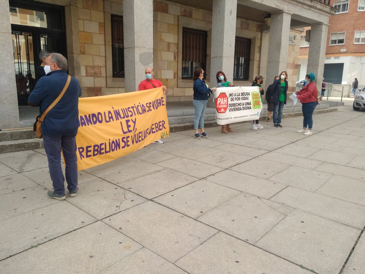 acampadazamora's tweet photo. 👉Ya se lo hemos dicho en los despachos. ✊Hoy lo exigimos en la calle. No más desahucios si  alternativa habitacional. #StopDesahucios #DecretoStopDesahucios @PSOE @PODEMOS mañana mismo podríais terminar con los desahucios y evitar que muchas más familias terminen en la calle. https://t.co/Be26HQhK8g