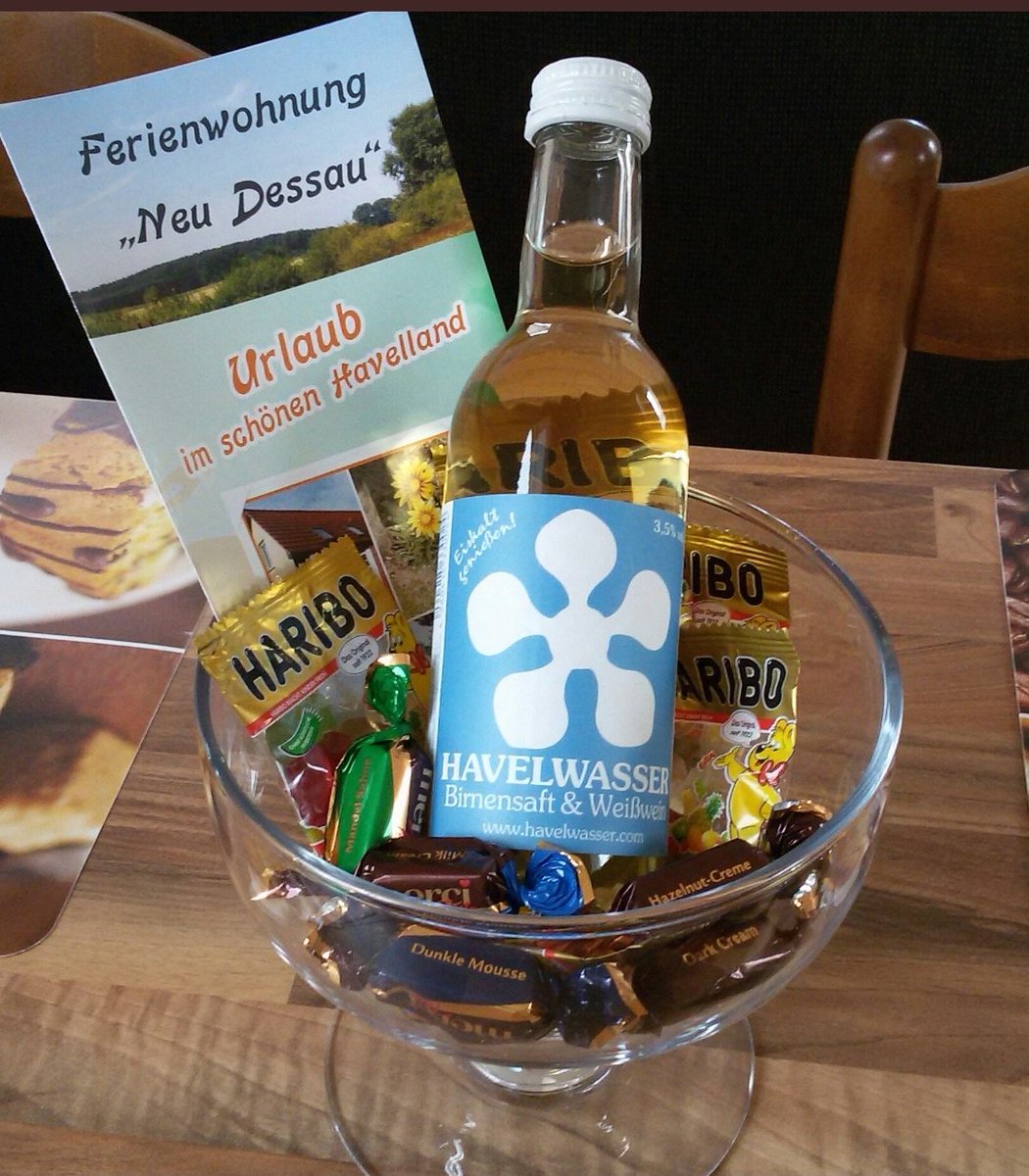 Neudessau's tweet photo. All unsere Gäste sowie unsere Dauergäste erhalten natürlich das @havelwasser als Gastgeschenk....
🍐🥂🍾🙋🏽‍♀️🌞
https://t.co/l5To0crqBJ 
https://t.co/nemF28Ynh2 https://t.co/RyBJFzpBQj