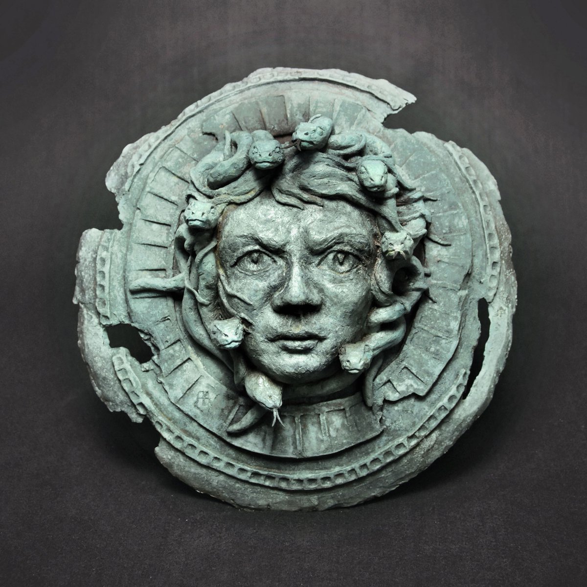 #OneDayOneMember with Alexandra Kapogianni-Beth

The bronze work "Aigis" represents a fragment of the legendary shield of the goddess Athena, on which centrally stands out the head of Medusa, one of the three so-called Gorgons.

sculpture network profile: sculpture-network.org/en/view/profil…