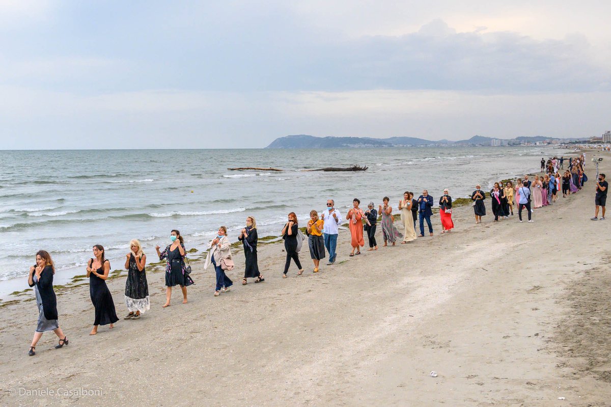 simonebruscia's tweet photo. Una lunga infinita camminata danzante dedicata a #PinaBausch, la #NelkenLine forse più partecipata di sempre, ieri, sulla spiaggia di #Riccione in occasione del #TTV25 a cura di #RiccioneTeatro, un inno alla gioia e alla vita per dare congedo all’estate e il benvenuto all’autunno https://t.co/CC09sX4aXy