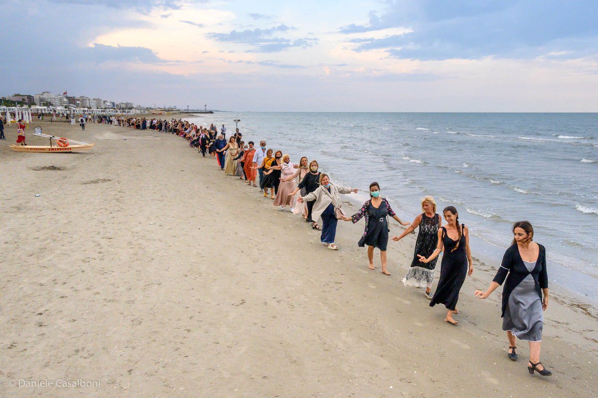 simonebruscia's tweet photo. Una lunga infinita camminata danzante dedicata a #PinaBausch, la #NelkenLine forse più partecipata di sempre, ieri, sulla spiaggia di #Riccione in occasione del #TTV25 a cura di #RiccioneTeatro, un inno alla gioia e alla vita per dare congedo all’estate e il benvenuto all’autunno https://t.co/CC09sX4aXy