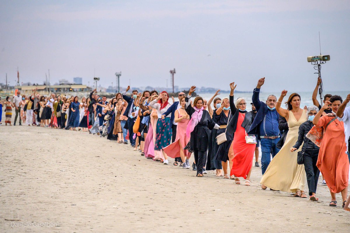 simonebruscia's tweet photo. Una lunga infinita camminata danzante dedicata a #PinaBausch, la #NelkenLine forse più partecipata di sempre, ieri, sulla spiaggia di #Riccione in occasione del #TTV25 a cura di #RiccioneTeatro, un inno alla gioia e alla vita per dare congedo all’estate e il benvenuto all’autunno https://t.co/CC09sX4aXy