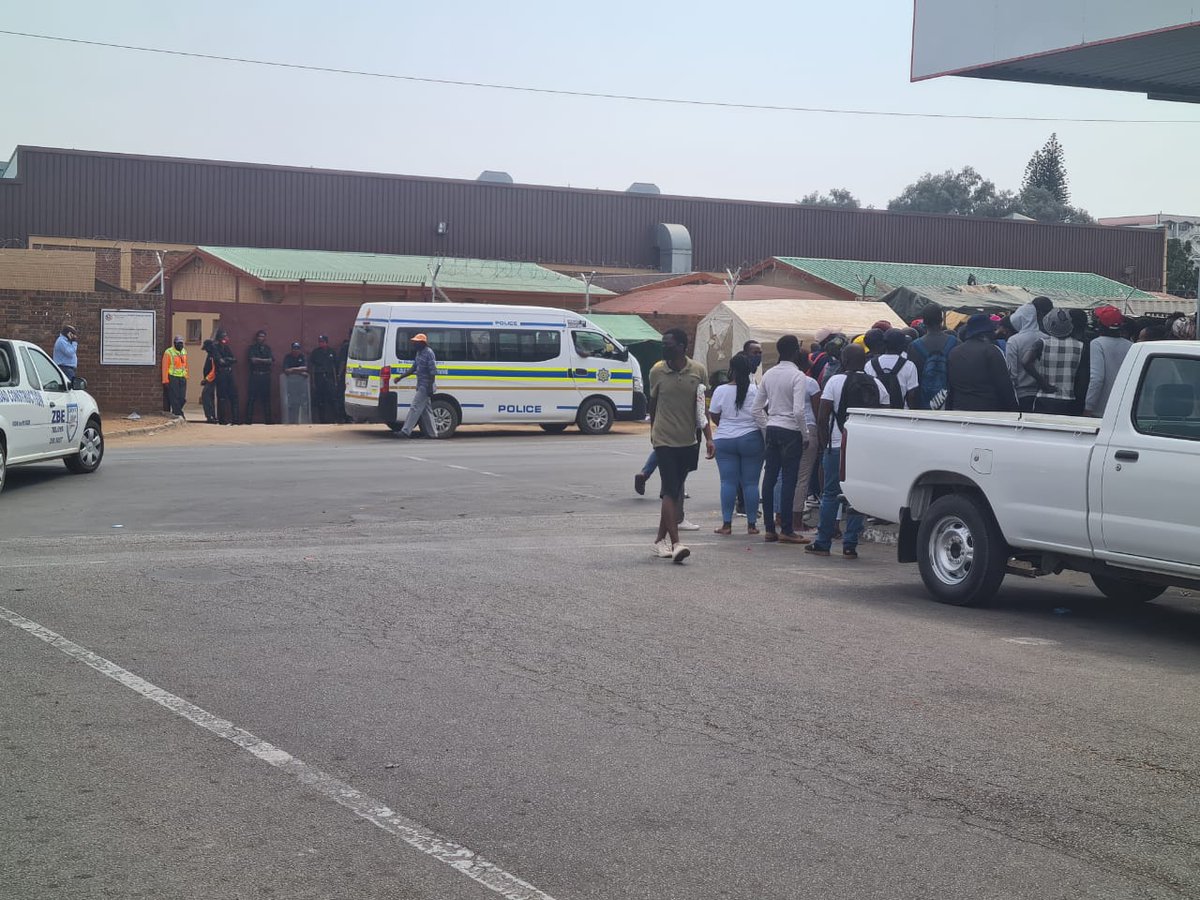 CapricornFMNews's tweet photo. #TUTstrike Entrances at the Tshwane University of Technology Polokwane campus are closed as students have staged a protest over non-payment of their National Student Financial Aid Scheme allowances. KM https://t.co/zAvb6gJxqx