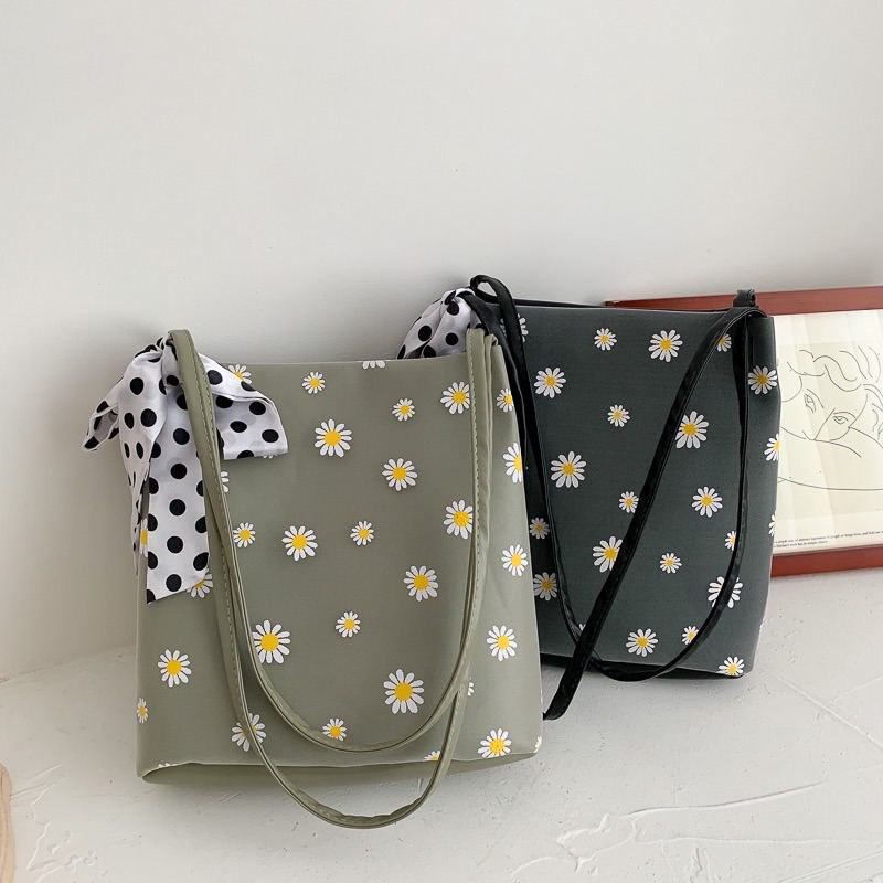 Tak ada bag nak bawa pergi kelas? Jangan risau! DAISY BUCKET kan ada !!! Price : RM20 ONLY READYSTOCK POSTAGE : SM RM8 / SS RM11Product Info:MATERIAL : PU Leather SAIZ : (Approx) 24cm(L) 8cm(W) X 25cm(H)Color :PurpleBlackGreen