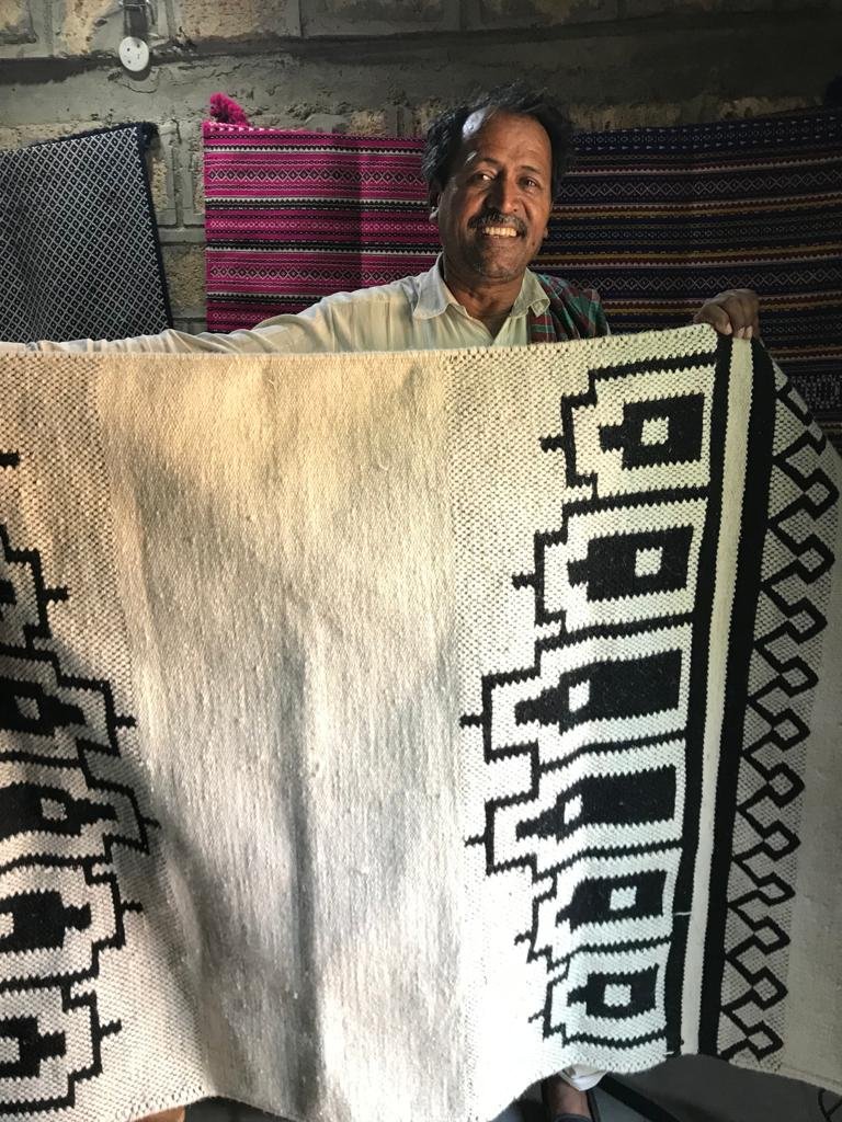 people looking for rugs, carpets, please look at the work of Daya Bhai from Bhujodi, a major textile centre of Kutch. Daya Bhai and his family weave carpets in both cotton and wool. Sharing more pics they have shared. please Rt