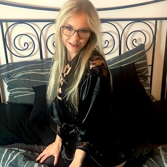 Ich w&uuml;nsche euch einen gro&szlig;artigen Wochenstart!  #montag #smile #mydirtyhobbyen #blondhair #blackunderwear<a href="/tag/smile"class="tags"><span>#smile</span></a><a href="/tag/blondhair"class="tags"><span>#blondhair</span></a><a href="/tag/longhair"class="tags"><span>#longhair</span></a><a href="/tag/mdh"class="tags"><span>#mdh</span></a><a href="/tag/montag"class="tags"><span>#montag</span></a><a href="/tag/girlwithglasses"class="tags"><span>#girlwithglasses</span></a>