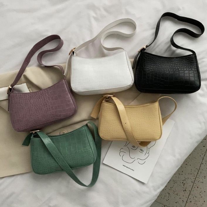 Nak bag simple yet elegant? Nah! RUTHE BAG ni sumpah gorgeous even in real life Price : RM35 only READY STOCK Product Info: 𝐌𝐚𝐭𝐞𝐫𝐢𝐚𝐥: 𝐏𝐔 𝐋𝐞𝐚𝐭𝐡𝐞𝐫 𝐒𝐢𝐳𝐞: 𝐋𝐞𝐧𝐠𝐭𝐡 𝟐𝟐𝐜𝐦 𝐱 𝐡𝐞𝐢𝐠𝐡𝐭 𝟏𝟑𝐜𝐦 𝐱 𝐭𝐡𝐢𝐜𝐤𝐧𝐞𝐬𝐬 𝟓𝐜𝐦.