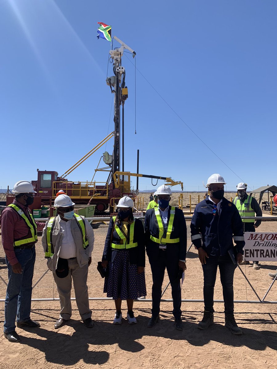 CGS_RSA's tweet photo. The Karoo Deep Drilling Research project is officially launched. Core Drill Rig Machine officially in operation. #KarooDeepDrilling @DMRE_ZA https://t.co/mWDfNmnngC