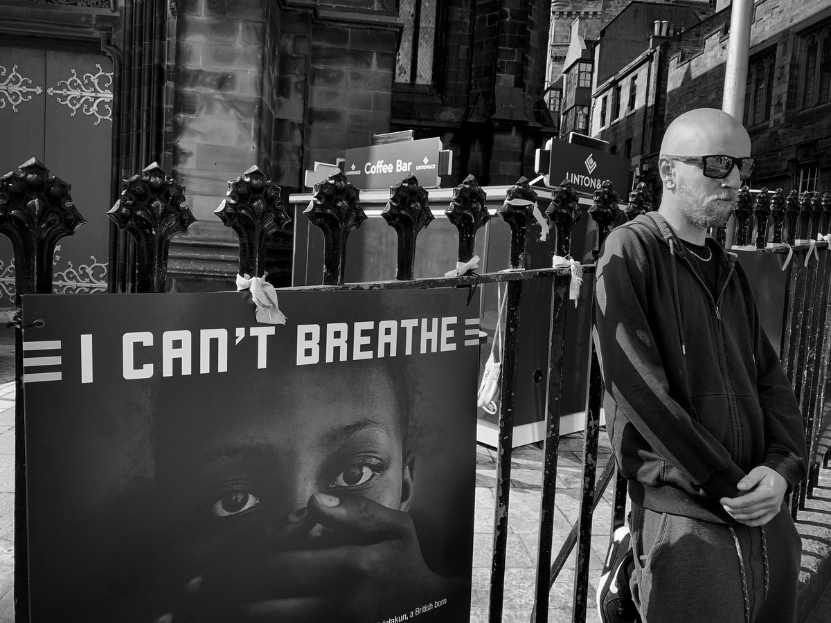 keithmoss's tweet image. It was really lovely to be back teaching street photography in Edinburgh last weekend in a safe way. 
.
.
.
#edinburgh #edinburghcollagecollective #edinburghbloggers #streetphotography #streetfashion #shotoniphone #monochrome #scotland  #people #photographylovers