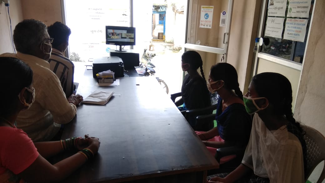 BojjaArun's tweet photo. #GHARTAKFIBER 
@CSCTelangana 
@rajakishore_j 
@dintya15 
@tekumallasravan 
VLEs and citizens watching Ghar tak fiber program Live at Dhrapally,Bheemgal ,Armoor, Bhodan, mandals in  Nizamabad  District https://t.co/qdgrdiwg65