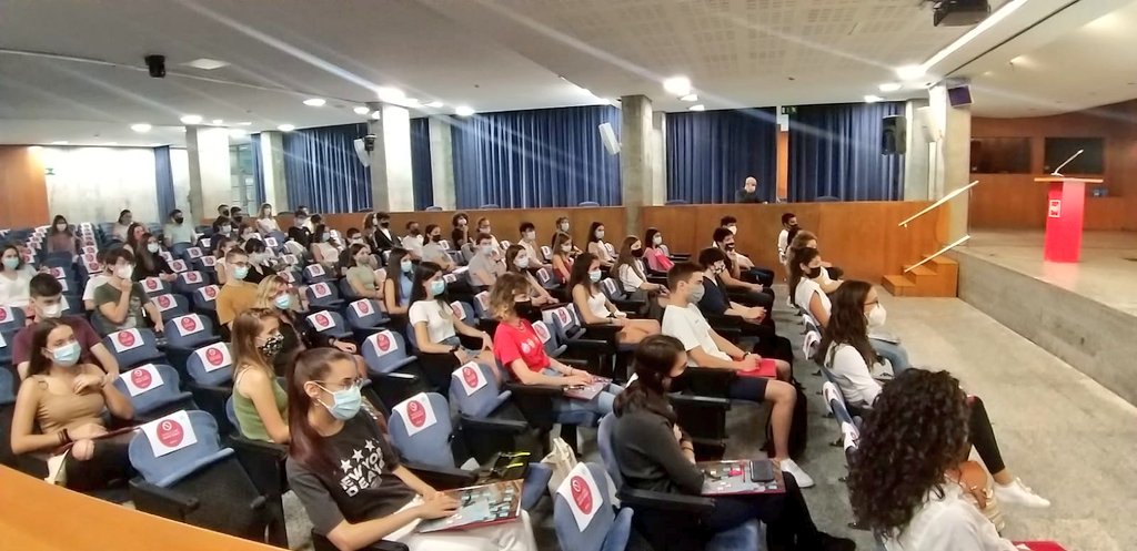 PolitiquesUPF's tweet photo. Aquest matí hem rebut els nous estudiants del #Grau en Filosofia, Política i Economia, benvinguts a la #UPF !! https://t.co/4PkxPqWDXZ