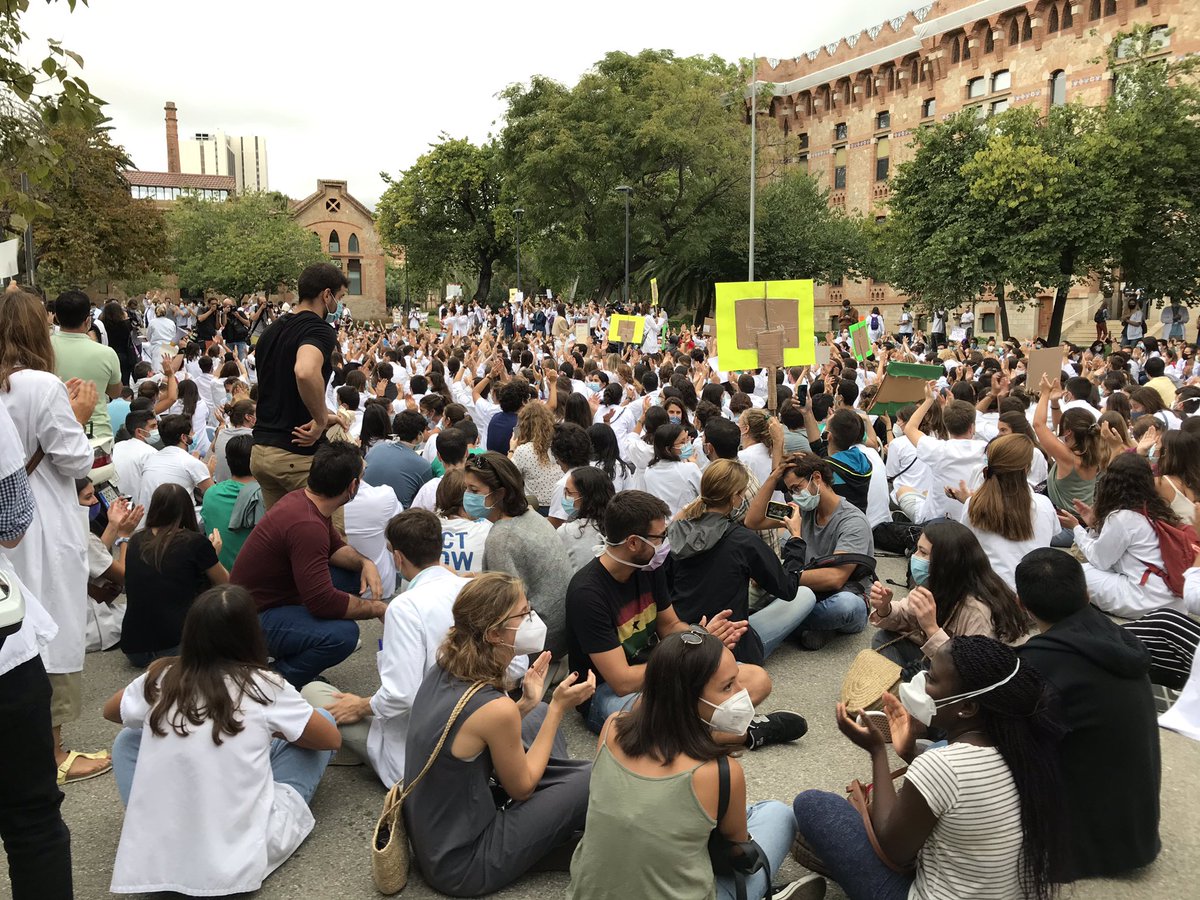 jordi_sacristan's tweet photo. Els MIR es manifesten davant la @salutcat per reclamar sous i horaris dignes #sanitatpublica #mir https://t.co/kGAnVs4rti