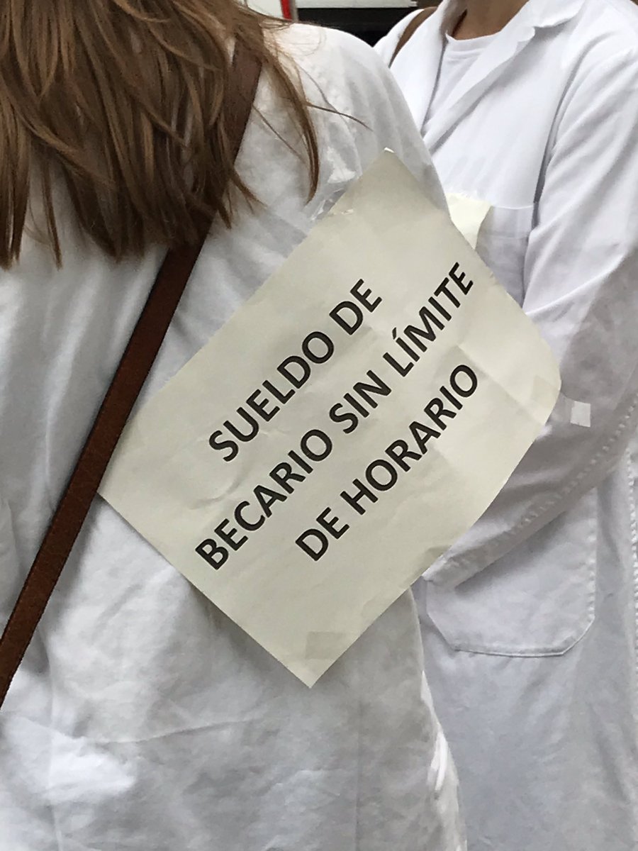 jordi_sacristan's tweet photo. Els MIR es manifesten davant la @salutcat per reclamar sous i horaris dignes #sanitatpublica #mir https://t.co/kGAnVs4rti