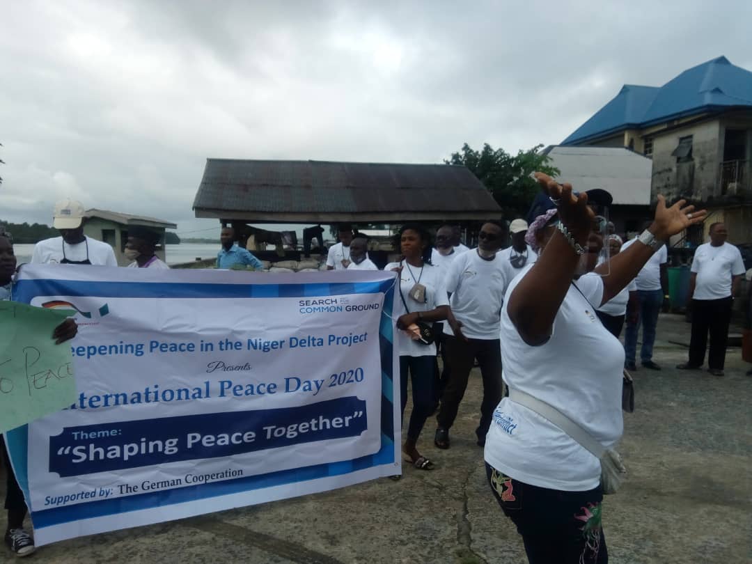 SFCGNigeria's tweet photo. Niger Delta youths and women defy the  downpour to "Shape Peace Together" in the ongoing campaign for nonviolence.
#InternationalPeaceDay #InternationalDayofPeace2020 https://t.co/qaX71dq4QU